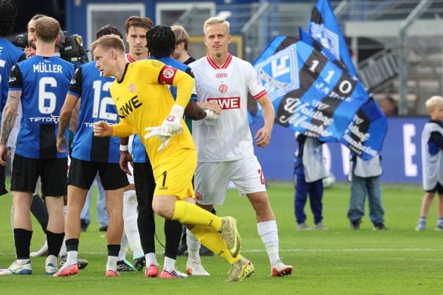 16.09.2026, xrekx, Fussball 3.Liga, SV Waldhof Mannheim - Rot-Weiss Essen v.l. Einlauf der Teams Jakob-Karl Gerhard Golz (Rot-Weiss Essen) Janne Sietan (Rot-Weiss Essen) Mannheim