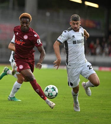 16.09.2026, xophax, Fussball 3.Liga, Fortuna Koeln - SV Wehen Wiesbaden v.l. Romeo Aigbekaen ( Fortuna Köln ) und Jordy Steven Gillekens ( Wehen Wiesbaden ) , rechts Koeln