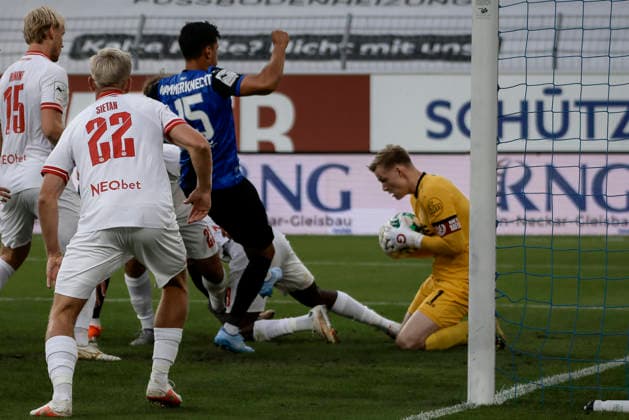 16.09.2026, xhettx, Fussball 3.Liga, SV Waldhof Mannheim - Rot-Weiss Essen v.l. Jakob-Karl Germard Golz (Rot Weiss Essen, 1) fängt den Ball