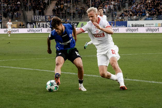 16.09.2026, xhettx, Fussball 3.Liga, SV Waldhof Mannheim - Rot-Weiss Essen v.l. Vincent Thill (SV Waldhof Mannheim, 12) behauptet den Ball gegen Janne Sietan (Rot Weiss Essen, 22)