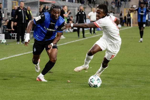 16.09.2026, xhettx, Fussball 3.Liga, SV Waldhof Mannheim - Rot-Weiss Essen v.l. Owono Keumo (SV Waldhof Mannheim, 17) vorbei an Franci Bouebari Kitsamoutsele (Rot Weiss Essen, 19)