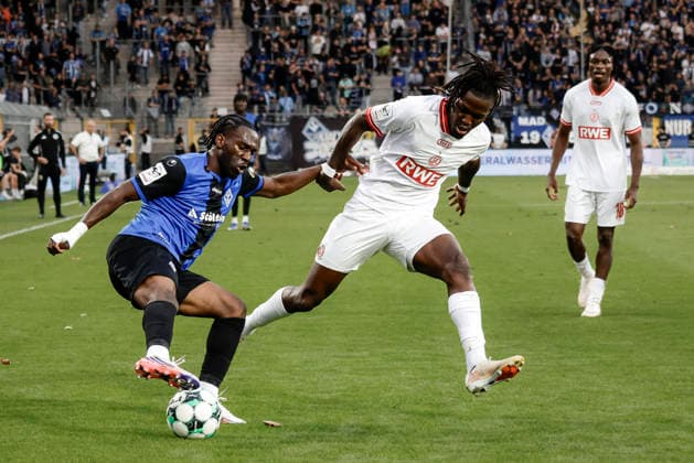 16.09.2026, xhettx, Fussball 3.Liga, SV Waldhof Mannheim - Rot-Weiss Essen v.l. Owono Keumo (SV Waldhof Mannheim, 17) im Zweikampf mit Franci Bouebari Kitsamoutsele (Rot Weiss Essen, 19)