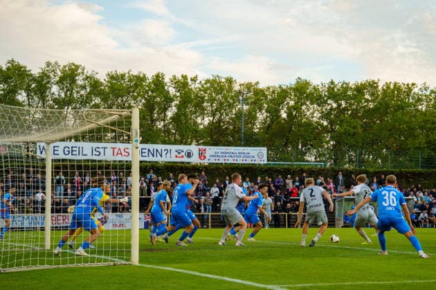 Im Bild: Torschuss von Darijan Silic (BSG Chemie Leipzig, 22) fuehrt zum Tor (1:0). 16.09.2026, SV Tasmania Berlin - BSG Chemie Leipzig, Regionalliga Nordost, Saison 2026 27, Werner-Seelenbinder-Sportpark Copyright: HMBxMedia xPascalxSpanehl