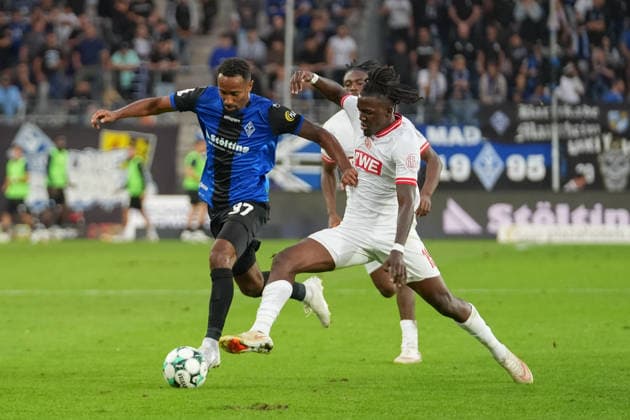 Deutschland: Fußball 3. Liga 2026 2027, 6. Spieltag - SV Waldhof Mannheim vs Rot-Weiss Essen - Carl-Benz-Stadion (Mannheim): Noah Bazee (SVW, 37) im Zweikampf mit Franci Kitsamoutsele (RWE, 19) Copyright: xTobiasxWentzellx