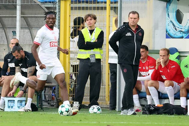 16.09.2026, xrekx, Fussball 3.Liga, SV Waldhof Mannheim - Rot-Weiss Essen v.l. Dickson Abiama (Rot-Weiss Essen) Uwe Koschinat (Trainer, Rot-Weiss Essen) Mannheim