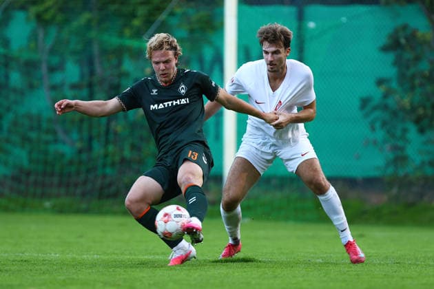 3 Albin Nishori (Eimsbütteler TV), 13 Jakob Wiehe (SV Werder Bremen U23) Fußball I Herren I Regionalliga Nord I Saison 2026-2027 I 9. Spieltag I Eimsbütteler TV - SV Werder Bremen U23 I 16.09.2026 I Sportpark Hinschenfelde