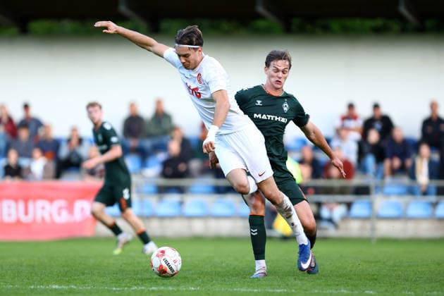 11 Toralf Hense (Eimsbütteler TV), 3 Mats Heitmann (SV Werder Bremen U23) Fußball I Herren I Regionalliga Nord I Saison 2026-2027 I 9. Spieltag I Eimsbütteler TV - SV Werder Bremen U23 I 16.09.2026 I Sportpark Hinschenfelde