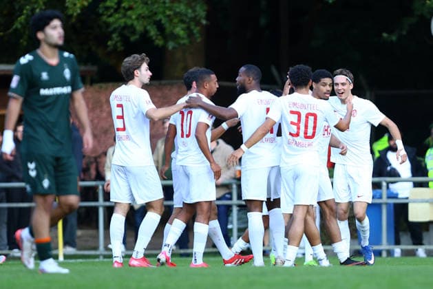 11 Toralf Hense (Eimsbütteler TV) bejubelt mit seinen Teamkollegen seinen Treffer zum 1:0. Fußball I Herren I Regionalliga Nord I Saison 2026-2027 I 9. Spieltag I Eimsbütteler TV - SV Werder Bremen U23 I 16.09.2026 I Sportpark Hinschenfelde