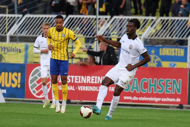 Deutschland: Regionalliga Nordost 2026 2027, 9. Spieltag, 1.FC Lokomotive Leipzig - BFC Dynamo, Bruno-Plache-Stadion (Leipzig): Larry Nana Oellers (BFC Dynamo, 13) am Ball Copyright: xLucasxWalterx