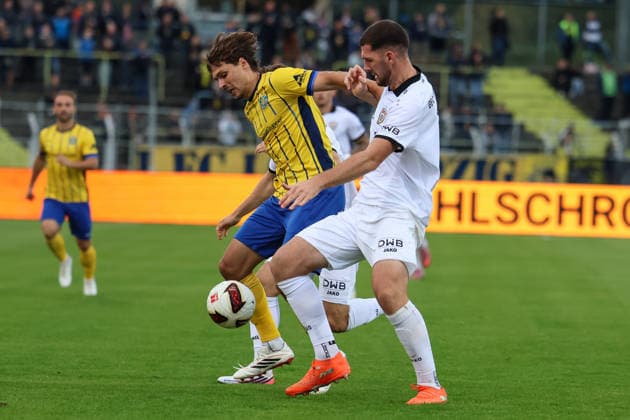 Deutschland: Regionalliga Nordost 2026 2027, 9. Spieltag, 1.FC Lokomotive Leipzig - BFC Dynamo, Bruno-Plache-Stadion (Leipzig): Zweikampf von Simon Schierack (1. FC Lokomotive Leipzig, 6) und Viktor Mitfaraj (BFC Dynamo, 5)