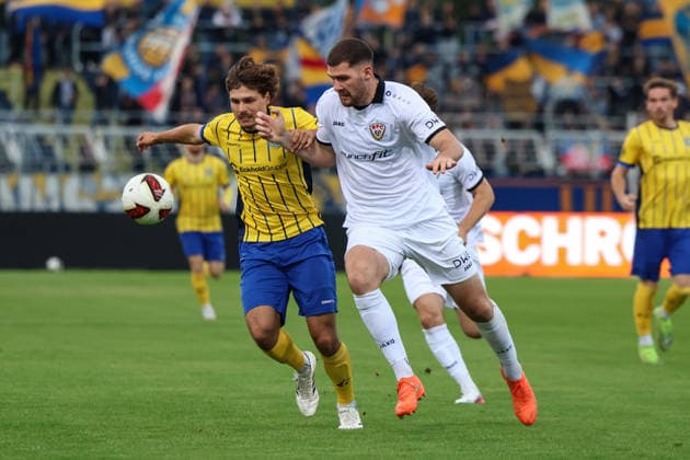 Deutschland: Regionalliga Nordost 2026 2027, 9. Spieltag, 1.FC Lokomotive Leipzig - BFC Dynamo, Bruno-Plache-Stadion (Leipzig): Zweikampf von Simon Schierack (1. FC Lokomotive Leipzig, 6) und Viktor Mitfaraj (BFC Dynamo, 5)