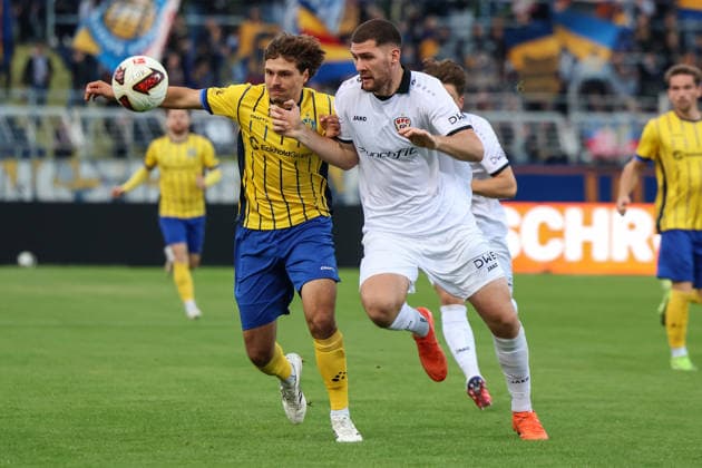 Deutschland: Regionalliga Nordost 2026 2027, 9. Spieltag, 1.FC Lokomotive Leipzig - BFC Dynamo, Bruno-Plache-Stadion (Leipzig): Zweikampf von Simon Schierack (1. FC Lokomotive Leipzig, 6) und Viktor Mitfaraj (BFC Dynamo, 5)