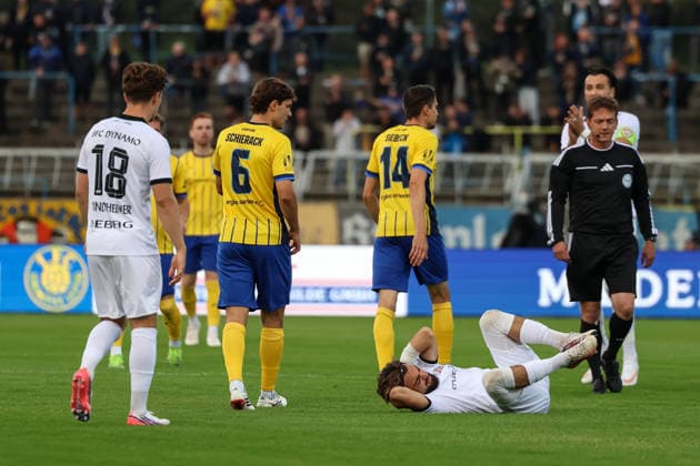 Deutschland: Regionalliga Nordost 2026 2027, 9. Spieltag, 1.FC Lokomotive Leipzig - BFC Dynamo, Bruno-Plache-Stadion (Leipzig): Foul an Diren-Mehmet Günay (BFC Dynamo, 26) Copyright: xLucasxWalterx