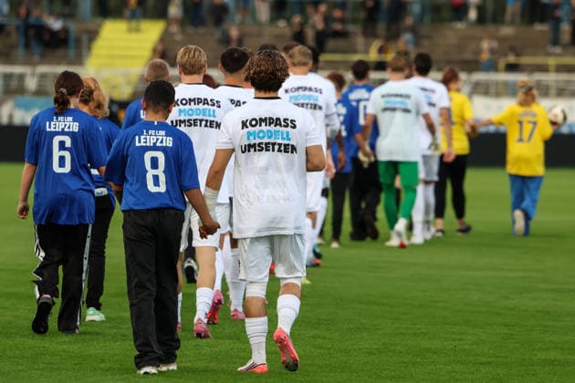 Deutschland: Regionalliga Nordost 2026 2027, 9. Spieltag, 1.FC Lokomotive Leipzig - BFC Dynamo, Bruno-Plache-Stadion (Leipzig): Kompassmodell umsetzen Logo
