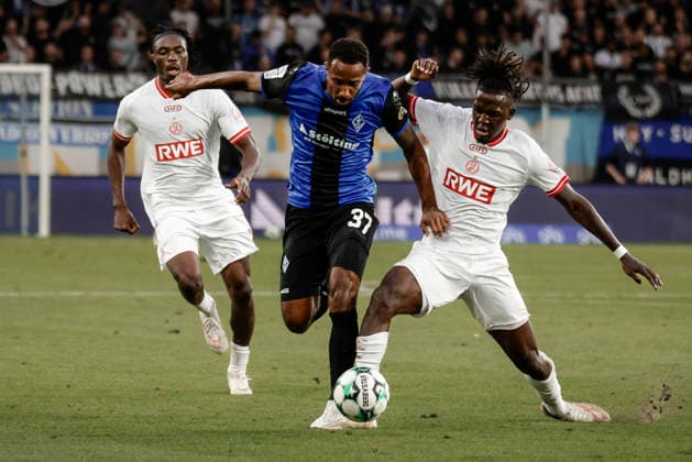 16.09.2026, xhettx, Fussball 3.Liga, SV Waldhof Mannheim - Rot-Weiss Essen v.l. Noah Sarenren Bazee (SV Waldhof Mannheim, 37) im Zweikampf mit Franci Bouebari Kitsamoutsele (Rot Weiss Essen, 19)