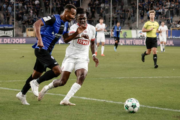 16.09.2026, xhettx, Fussball 3.Liga, SV Waldhof Mannheim - Rot-Weiss Essen v.l. Laufduell Noah Sarenren Bazee (SV Waldhof Mannheim, 37) und Franci Bouebari Kitsamoutsele (Rot Weiss Essen, 19)