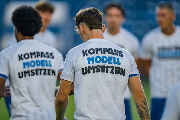 Deutschland: Regionalliga Nordost 2026 - 2027, 9. Spieltag - 1. FC Magdeburg II vs FC Erzgebirge Aue - AVNET ARENA (Magdeburg): T-Shirt zur Regionalliga-Reform mit Aufschrift Copyright: xTomxLauruschkatx