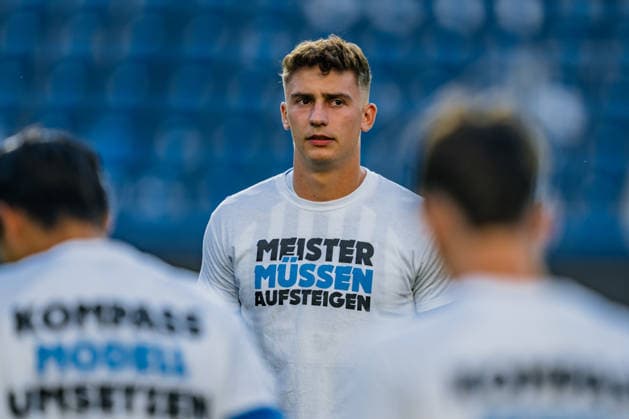 Deutschland: Regionalliga Nordost 2026 - 2027, 9. Spieltag - 1. FC Magdeburg II vs FC Erzgebirge Aue - AVNET ARENA (Magdeburg): T-Shirt zur Regionalliga-Reform mit Aufschrift Copyright: xTomxLauruschkatx