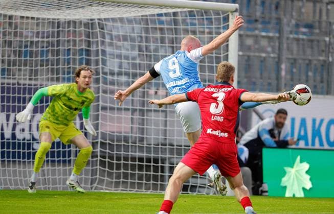 CFC vs SV Babelsberg 03 16.09..2026 Chemnitz, eins Stadion- An der Gellertstrasse, Fussball, Regionalliga Nordost 2026 2027, 9. Spieltag, CFC, CFC vs SV Babelsberg 03 vlnr: Niclas Müller, Ron Berlinski und Jannis Lang Chemnitz Sachsen BRD