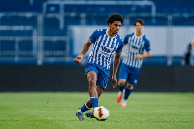 Deutschland: Regionalliga Nordost 2026 - 2027, 9. Spieltag - 1. FC Magdeburg II vs FC Erzgebirge Aue - AVNET ARENA (Magdeburg): Jeremie Niklaus (1. FC Magdeburg II, 17) am Ball Copyright: xTomxLauruschkatx