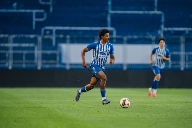 Deutschland: Regionalliga Nordost 2026 - 2027, 9. Spieltag - 1. FC Magdeburg II vs FC Erzgebirge Aue - AVNET ARENA (Magdeburg): Jeremie Niklaus (1. FC Magdeburg II, 17) am Ball Copyright: xTomxLauruschkatx
