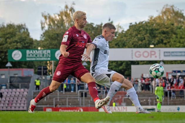 Fussball - 3. Liga - Fortuna Köln - SV Wehen Wiesbaden - 16.09.26 Tom Geerkens (Fortuna), Niklas May (SVWW),