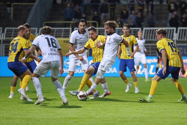 Fußball Regionalliga Nordost: 1. FC Lok Leipzig - BFC Dynamo; 16.09.2026 Alexander Siebeck (14, Lok Leipzig) gegen Diren-Mehmet Günay (26, BFC Dynamo). Fußball, Regionalliga Nordost, Saison 2026 2027, 9. Spieltag: 1. FC Lok Leipzig vs. BFC Dynamo am 16.09.2026 im Bruno-Plache-Stadion, Leipzig. Copyright: xBEAUTIFULxSPORTS JanxKaeferx