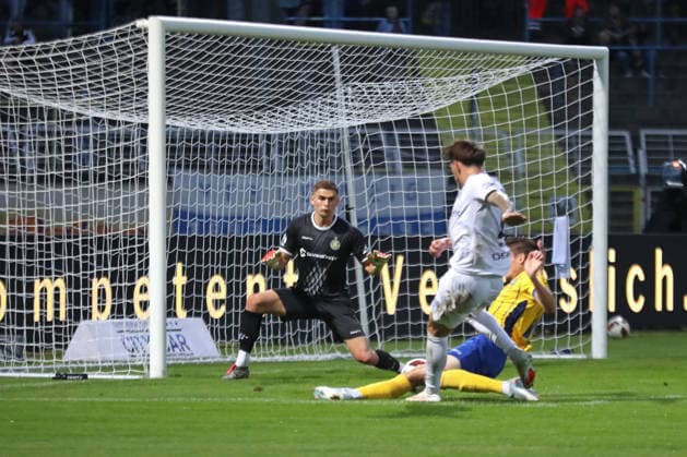 Fußball Regionalliga Nordost: 1. FC Lok Leipzig - BFC Dynamo; 16.09.2026 Torwart Jonas Wendlinger (20, Lok Leipzig) sieht eine gefährliche Situation auf sich zukommen. Fußball, Regionalliga Nordost, Saison 2026 2027, 9. Spieltag: 1. FC Lok Leipzig vs. BFC Dynamo am 16.09.2026 im Bruno-Plache-Stadion, Leipzig. Copyright: xBEAUTIFULxSPORTS JanxKaeferx