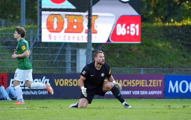 Foto : Torhüter Bastian FIELSCH (Hannover) rutscht aus und kassiert das früher Gegentor zum 1-0 für Norderstedt Fussball Regionalliga Nord, 9. Spieltag am Mi. 16.09.2026 Eintracht Norderstedt - HSC Hannover