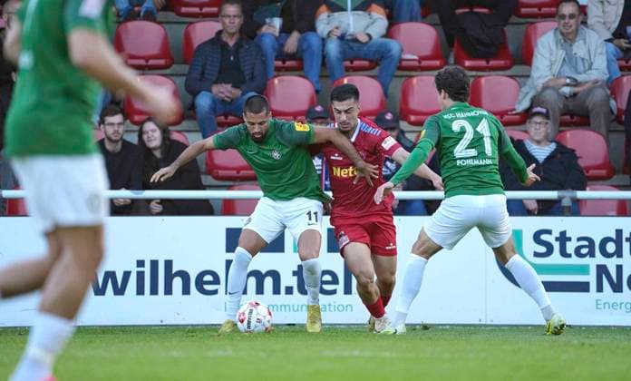 Foto : Milad NEJAD (Norderstedt) gegen Mehmet ÖZÜN (Hannover. in grün) Fussball Regionalliga Nord, 9. Spieltag am Mi. 16.09.2026 Eintracht Norderstedt - HSC Hannover