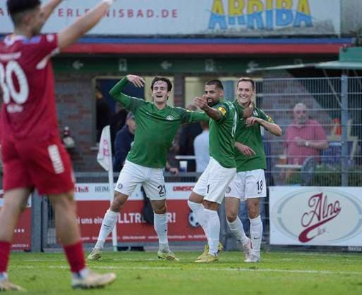 Foto : Torjubel bei Hannover , Mehmet ÖZÜN (11) undf Nick BODE (Hannover 18) und Yannik POHLMANN (21) Fussball Regionalliga Nord, 9. Spieltag am Mi. 16.09.2026 Eintracht Norderstedt - HSC Hannover