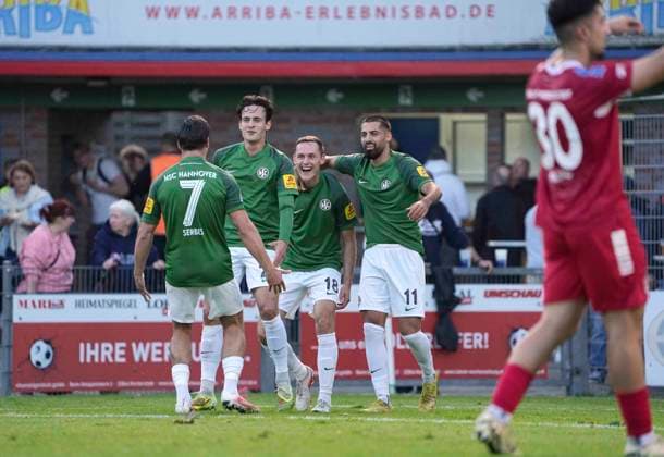 Foto : Torjubel bei Hannover , Mehmet ÖZÜN (11) undf Nick BODE (Hannover 18) und Yannik POHLMANN (21) , links gratuliert Evren Serbes (7) Fussball Regionalliga Nord, 9. Spieltag am Mi. 16.09.2026 Eintracht Norderstedt - HSC Hannover