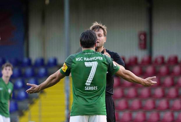 Foto : Evren SERBES (Hannover) im Streitgespräch mit Schiri Tom Holsten Fussball Regionalliga Nord, 9. Spieltag am Mi. 16.09.2026 Eintracht Norderstedt - HSC Hannover
