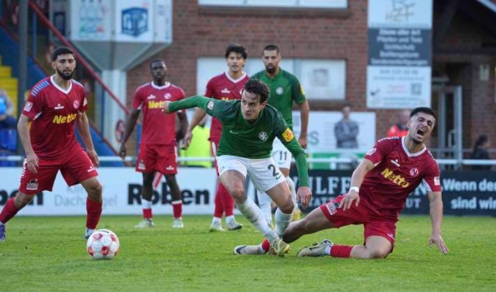 Foto : Milad NEJAD (Norderstedt) grätscht gegen Yannik POHLMANN (Hannover in grün) Fussball Regionalliga Nord, 9. Spieltag am Mi. 16.09.2026 Eintracht Norderstedt - HSC Hannover