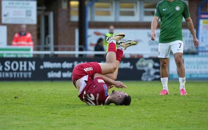 Foto : Verlierer Norderstedt , Milad NEJAD liegt enttäuscht am Boden nach dem 2. Gegentreffer Fussball Regionalliga Nord, 9. Spieltag am Mi. 16.09.2026 Eintracht Norderstedt - HSC Hannover