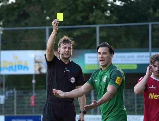 Foto : Schiri Tom Holsten gibt die gelbe Karte gegen Evren Serbes (HSC) Fussball Regionalliga Nord, 9. Spieltag am Mi. 16.09.2026 Eintracht Norderstedt - HSC Hannover