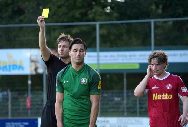 Foto : Schiri Tom Holsten gibt die gelbe Karte gegen Evren Serbes (HSC) Fussball Regionalliga Nord, 9. Spieltag am Mi. 16.09.2026 Eintracht Norderstedt - HSC Hannover