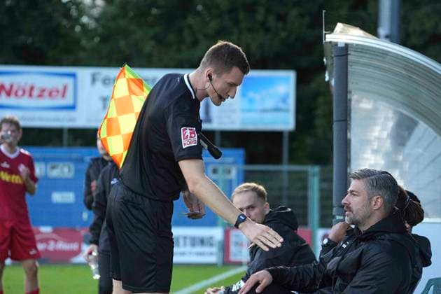 Foto : Linienrichter Bastian Grimmelmann hadert mit Trainer Özden KOCADAL (Norderstedt) Fussball Regionalliga Nord, 9. Spieltag am Mi. 16.09.2026 Eintracht Norderstedt - HSC Hannover