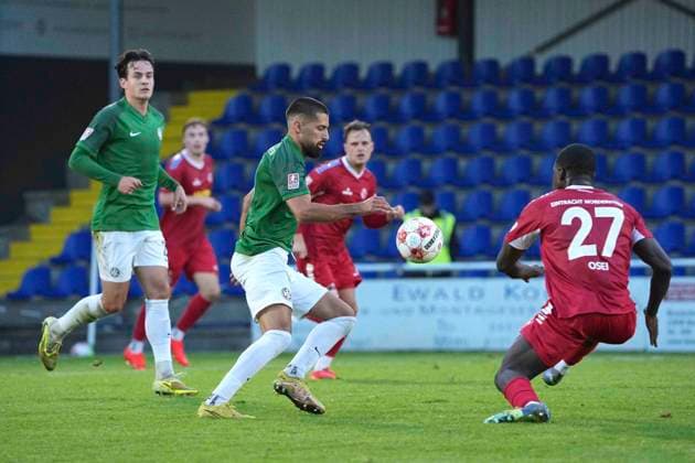 Foto : Mehmet ÖZÜN (Hannover) gegen Jesse OSEI (rechts , Norderstedt) Fussball Regionalliga Nord, 9. Spieltag am Mi. 16.09.2026 Eintracht Norderstedt - HSC Hannover