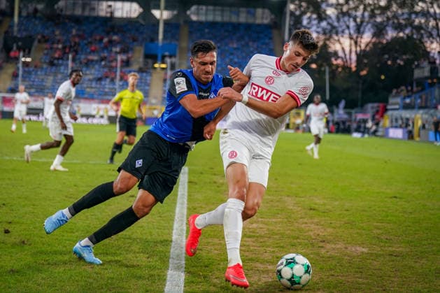 Deutschland: Fussball 3. Liga 2026 - 2027, 6. Spieltag - SV Waldhof Mannheim vs Rot-Weiss Essen - Carl-Benz-Stadion (Mannheim): Claudio Kammerknecht (Waldhof Mannheim 15) Semir Telalovic (Rot-Weiss Essen, 17) im Zweikampf Copyright: xJOERANxSTEINSIEKx