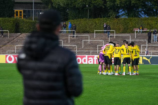 Mittwoch, 16.09.2026 Saison 2026 2027 4. Spieltag Regionalliga West im Stadion Rote Erde, Dortmund, Germany. BV Borussia Dortmund U23 - SV Westfalia Rhynern. Die Mannschaft im Kreis vor dem Spiel.