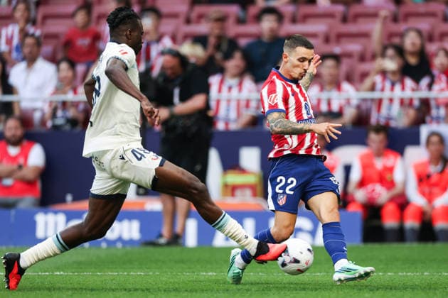 MADRID, SPAIN - SEPTEMBER 16: Alejandro Grimaldo of Atletico de Madrid (R) passes the ball under pressure from Rockson Yeboah of Osasuna (L) during the LaLiga EA Sports football match between Atletico de Madrid and CA Osasuna at Estadio Riyadh Air Metropolitano on September 16, 2026 in Madrid, Spain. (Photo by Ricardo Nogueira Sports Press Photo) Copyright: xRicardoxNogueira SportsxPressxPhotox Sportspressphoto_SPR232905