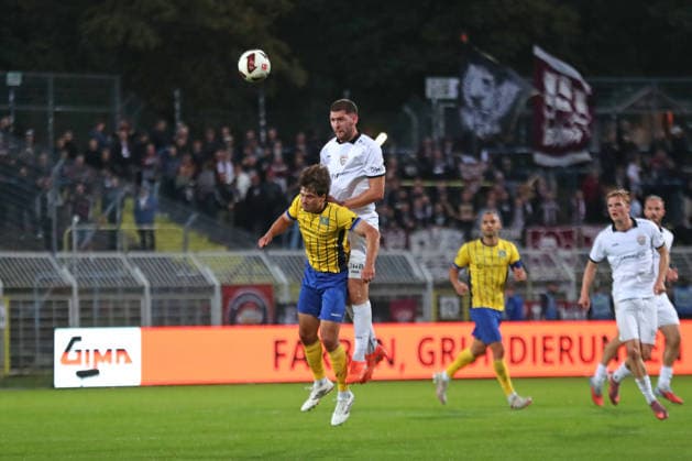 Fußball Regionalliga Nordost: 1. FC Lok Leipzig - BFC Dynamo; 16.09.2026 Simon Schierack (6, Lok Leipzig) gegen Viktor Miftaraj (5, BFC Dynamo) im Kopfball-Duell. Fußball, Regionalliga Nordost, Saison 2026 2027, 9. Spieltag: 1. FC Lok Leipzig vs. BFC Dynamo am 16.09.2026 im Bruno-Plache-Stadion, Leipzig. Copyright: xBEAUTIFULxSPORTS JanxKaeferx