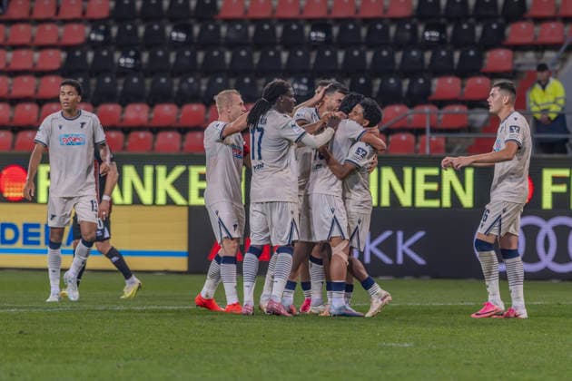 Ingolstadt, Deutschland 08. August 2026: 3. Liga - 2026 2027 - Sp. 6 - FC Ingolstadt 04 gegen TSG Hoffenheim II Im Bild: in der Traube Torschütze Yasin Zor (TSG II) jubelt nach seinem Tor zum 1:1 mit seinen Mannschaftskollegen, DFB DFL regulations prohibit any use of photographs as image sequences and or quasi-video Audi Sportpark Bayern Copyright: xFotostandx xSchäferx