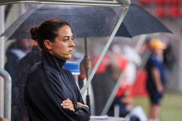 Trainerin Sabrina Wittmann (Cheftrainer FC Ingolstadt 04) vor dem Spiel bei beginnendem Regen beim Spiel FC Ingolstadt 04 gegen TSG Hoffenheim II am 16.09.2026, DFB regulations prohibit any use of photographs as image sequences and or quasi-video. GER, Fussball, 3. Liga, Spieltag 6, FC Ingolstadt 04 gegen TSG Hoffenheim II, 16.09.2026, Audi Sportpark Ingolstadt Copyright: xEibner-Pressefoto OliverxSTRISCHx EP-OSH