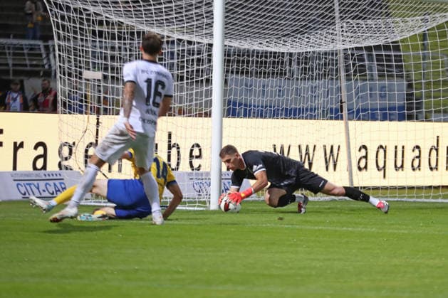 Fußball Regionalliga Nordost: 1. FC Lok Leipzig - BFC Dynamo; 16.09.2026 Torwart Jonas Wendlinger (20, Lok Leipzig) muss zugreifen. Fußball, Regionalliga Nordost, Saison 2026 2027, 9. Spieltag: 1. FC Lok Leipzig vs. BFC Dynamo am 16.09.2026 im Bruno-Plache-Stadion, Leipzig. Copyright: xBEAUTIFULxSPORTS JanxKaeferx