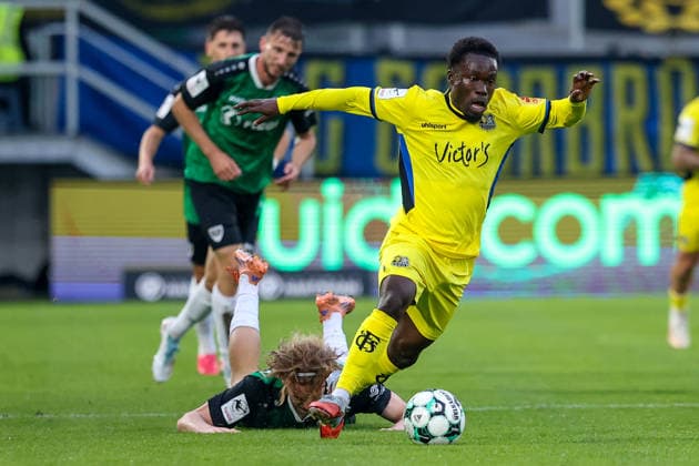 2026.09.16, xkwix, Fußball, 3.Liga, Preußen Muenster - 1. FC Saarbruecken, Preußenstadion, 6.Spieltag, Saison 2026 2027: Kelsey Owusu (1. FC Saarbruecken 31) laeuft im Zweikampf Niklas Varelmann (Preussen Muenster 36) weg der auf dem Boden liegt DFB regulations prohibit any use of photographs as image sequences and or quasi-video. Photo: xKamilxWilkowskixPressefotoKochx Nordrhein-Westfalen Deutschland