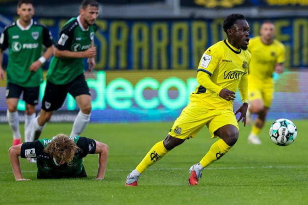 2026.09.16, xkwix, Fußball, 3.Liga, Preußen Muenster - 1. FC Saarbruecken, Preußenstadion, 6.Spieltag, Saison 2026 2027: Kelsey Owusu (1. FC Saarbruecken 31) laeuft im Zweikampf Niklas Varelmann (Preussen Muenster 36) weg der auf dem Boden liegt DFB regulations prohibit any use of photographs as image sequences and or quasi-video. Photo: xKamilxWilkowskixPressefotoKochx Nordrhein-Westfalen Deutschland
