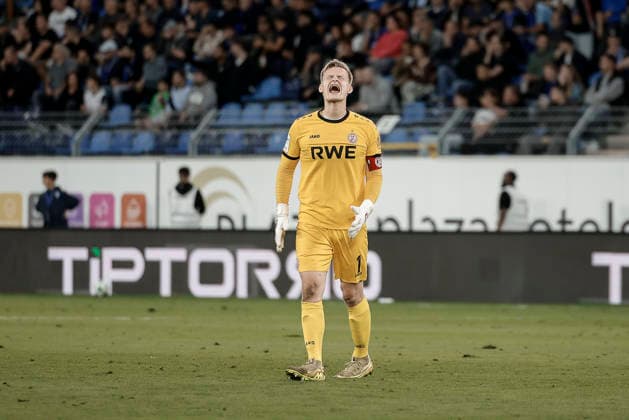 16.09.2026, xhettx, Fussball 3.Liga, SV Waldhof Mannheim - Rot-Weiss Essen v.l. Jakob-Karl Germard Golz (Rot Weiss Essen, 1) kann es nicht fassen