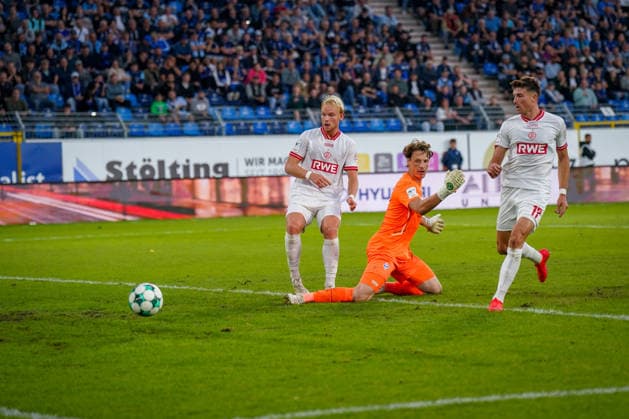 Deutschland: Fussball 3. Liga 2026 - 2027, 6. Spieltag - SV Waldhof Mannheim vs Rot-Weiss Essen - Carl-Benz-Stadion (Mannheim): Semir Telalovic (Rot-Weiss Essen, 17) schiebt den Ball an Rui Mota (Trainer Waldhof Mannheim) vorbei - knapp am Tor vorbei. Copyright: xJOERANxSTEINSIEKx